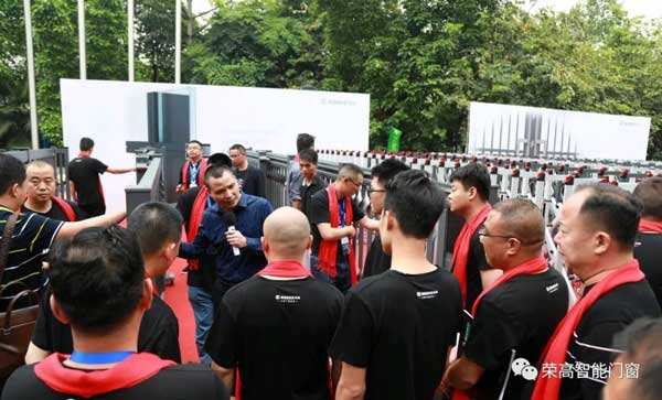 榮高伸縮門事業(yè)部總經(jīng)理黃榮志先生對榮高電動伸縮門和鋁藝庭院大門的新品進行了闡述