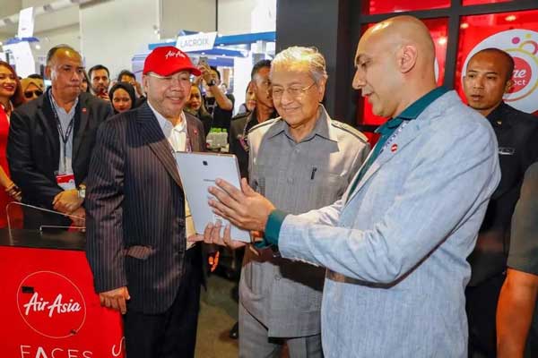 馬來西亞總理馬哈蒂爾細致的了解了固力保生物識別通道閘