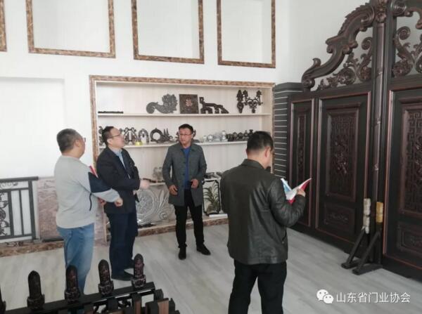 在高總的陪同下，協(xié)會(huì)一行參觀了昌茂鋁藝的生產(chǎn)車間及展廳