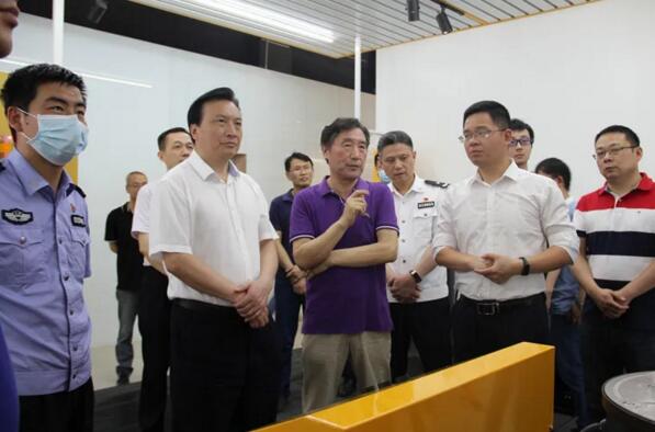 南昌市副市長、公安局局長萬秀奇贊賞百勝低壓驅(qū)動安全升降地柱