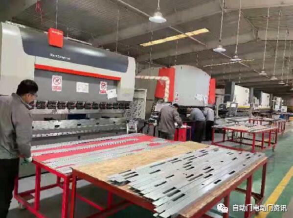 協(xié)會(huì)一行分別參觀了緊急疏散平滑門、高端裝甲門、不銹鋼等產(chǎn)品的生產(chǎn)現(xiàn)場(chǎng)