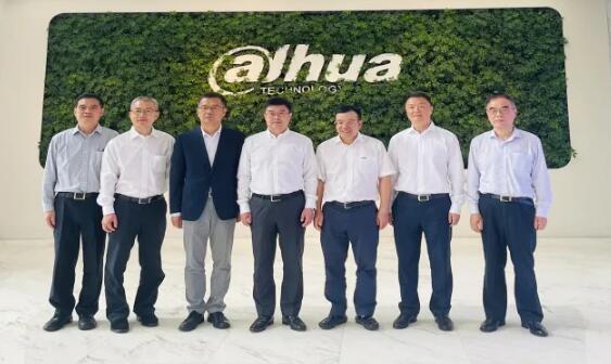 雙方領(lǐng)導(dǎo)合影留念