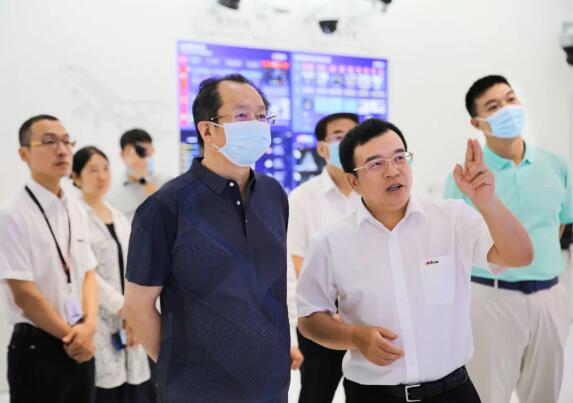 王一新副省長一行參觀大華展廳