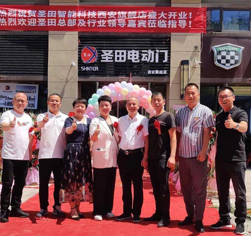 西安旗艦店開業(yè)慶典總部領(lǐng)導(dǎo)合影