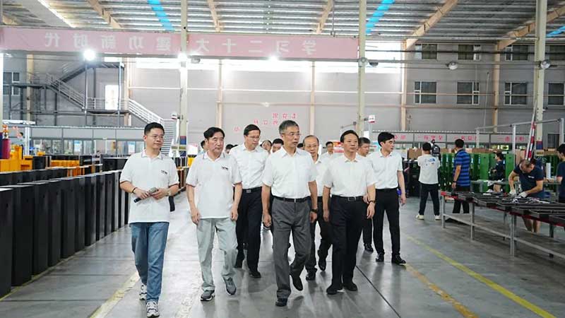 任珠峰常務(wù)副省長看產(chǎn)品、進(jìn)車間、問訴求