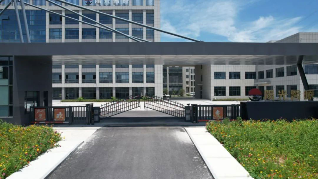 重型直線門(mén)+固定圍欄+中置式道閘門(mén)+車(chē)牌識(shí)別+電動(dòng)小門(mén)