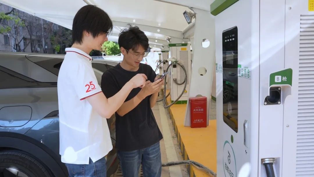 副總經(jīng)理劉子堯?yàn)榈谝晃卉囍鞣?wù)