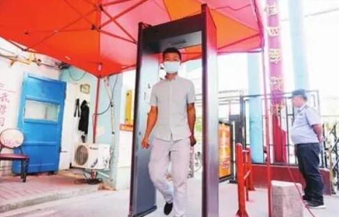 ?智能測(cè)溫安檢門來(lái)了 居民進(jìn)出更安心