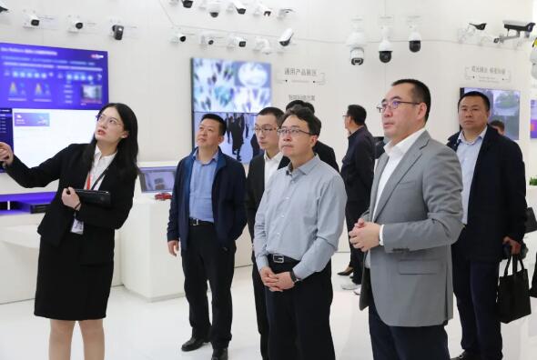 慶陽(yáng)市長(zhǎng)盧小亨一行參觀考察大華股份