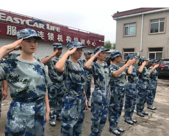 唱軍歌、站軍姿