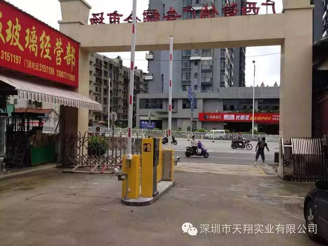 廣西南寧裝飾廣告市場車牌識別系統(tǒng)案例 - 中出網-智能出入口與停車充電門戶