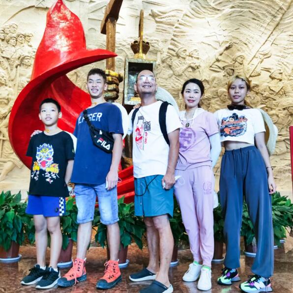 全家接受紅色教育