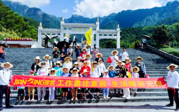 上山前大合照，都準(zhǔn)備好了，上