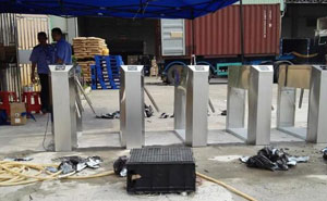 廣東建榮電子塑膠有限公司通道閘案例 - 中出網(wǎng)-智能出入口與停車(chē)充電門(mén)戶(hù)