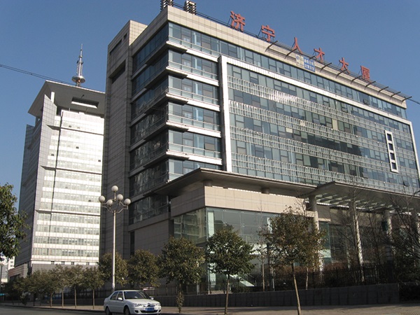 濟(jì)寧市人才大廈伸縮門案例 - 中出網(wǎng)-智能出入口與停車充電門戶