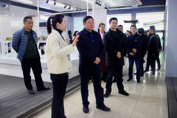 南航黨委領(lǐng)導(dǎo)一行在“平安校園”場景展示區(qū)駐足、問詢