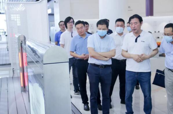 領(lǐng)導(dǎo)一行充分肯定安全屏蔽門對(duì)交通管制的應(yīng)用作用