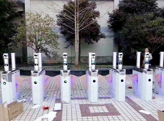 湖北省巴東一中通道閘案例 - 中出網(wǎng)-智能出入口與停車充電門戶
