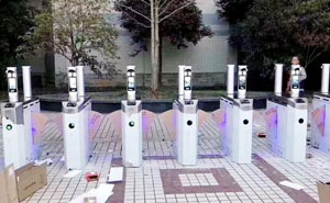 湖北省巴東一中通道閘案例 - 中出網(wǎng)-智能出入口與停車(chē)充電門(mén)戶(hù)