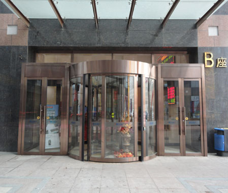 沈陽財富大廈-旋轉門案例 - 中出網(wǎng)-智能出入口與停車充電門戶