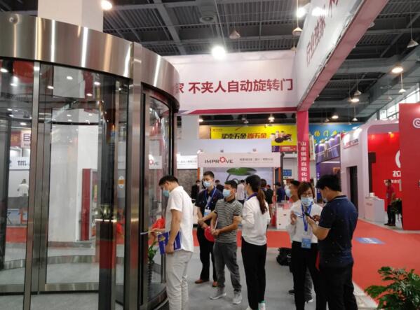 銳澤科技展示其行業(yè)獨(dú)家的兩翼展箱回縮不夾人自動(dòng)旋轉(zhuǎn)門