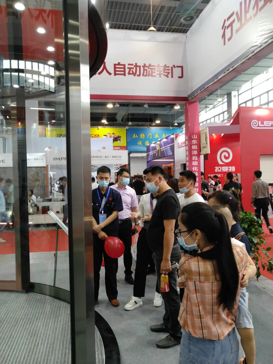 銳澤科技展示其行業(yè)獨(dú)家的兩翼展箱回縮不夾人自動(dòng)旋轉(zhuǎn)門