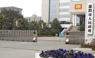 德陽市人民政府伸縮門工程案例 - 中出網(wǎng)-智能出入口與停車充電門戶