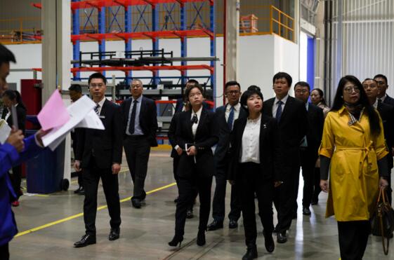 到場(chǎng)嘉賓在專業(yè)人員的引導(dǎo)下，進(jìn)行工廠和展廳參觀