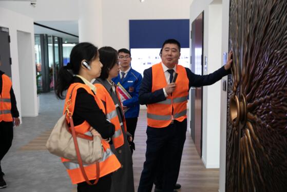 到場(chǎng)嘉賓在專業(yè)人員的引導(dǎo)下，進(jìn)行工廠和展廳參觀