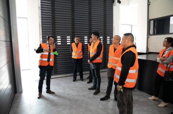 到場(chǎng)嘉賓在專業(yè)人員的引導(dǎo)下，進(jìn)行工廠和展廳參觀