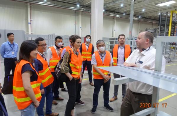 霍曼常熟工廠總監(jiān)Mr. Mario Bock向代表團(tuán)展示了霍曼工廠