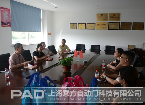 上海華亭鎮(zhèn)黨委顧副書記一行蒞臨乘方兩翼旋轉(zhuǎn)門公司慰問