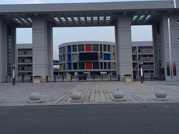 重慶銅梁區(qū)立新小學(xué)校伸縮門(mén)工程案例 - 中出網(wǎng)-智能出入口與停車(chē)充電門(mén)戶