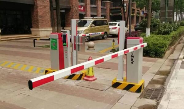 長沙星湖灣無人值守停車場出入口之一