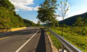 山東省濰坊206國(guó)道鍍鋅鋼護(hù)欄案例 - 中出網(wǎng)-智能出入口與停車(chē)充電門(mén)戶(hù)