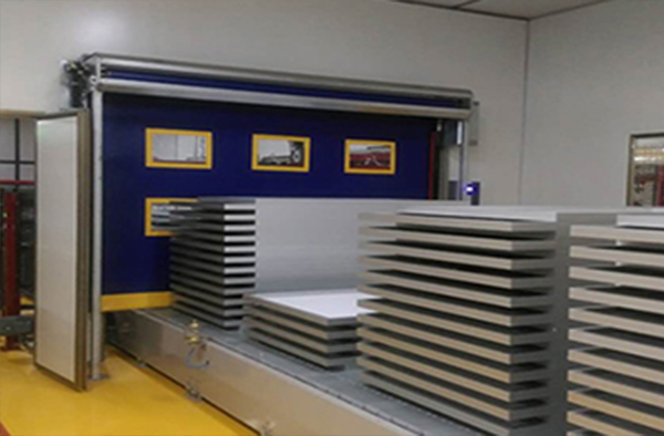 晶澳太陽(yáng)能多視窗軟簾快速防撞門 - 中出網(wǎng)-智能出入口與停車充電門戶