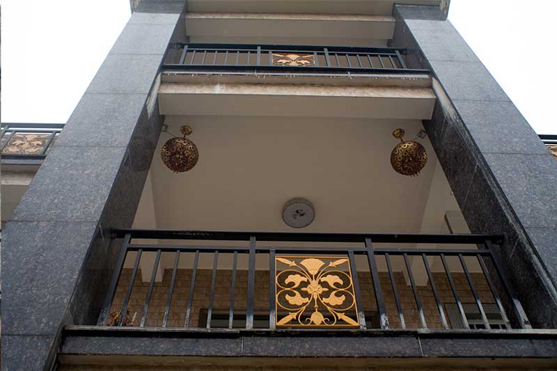 黑紗紋護欄配金R花藝