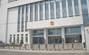 濟寧市中級人民法院東門伸縮門工程案例 - 中出網(wǎng)-智能出入口與停車充電門戶