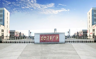 龍口汽車廣場歐羅中華伸縮門工程案例 - 中出網(wǎng)-智能出入口與停車充電門戶