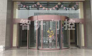 齊都國際售樓中心旋轉(zhuǎn)門案例 - 中出網(wǎng)-智能出入口與停車充電門戶