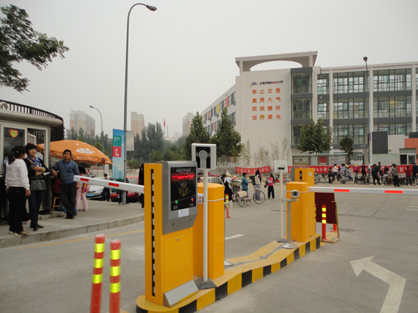 濟(jì)南市陽(yáng)關(guān)小學(xué)道閘案例 - 中出網(wǎng)-智能出入口與停車充電門戶