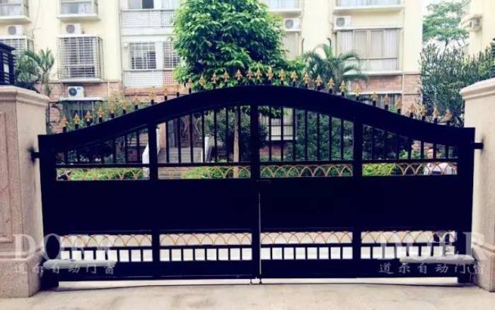 耐氏開(kāi)門(mén)機(jī)絕配英倫風(fēng)大門(mén)-江門(mén)華茵堡案例 - 中出網(wǎng)-智能出入口與停車(chē)充電門(mén)戶(hù)