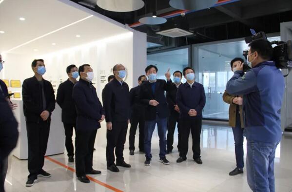 省委常委、副省長(zhǎng)吳曉軍聽取劉潤(rùn)根介紹公司經(jīng)營(yíng)情況