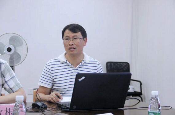 公司副總經理熊祥向省金融監(jiān)管局、市金融辦領導一行匯報了城市級智慧停車項目的綜合解決方案