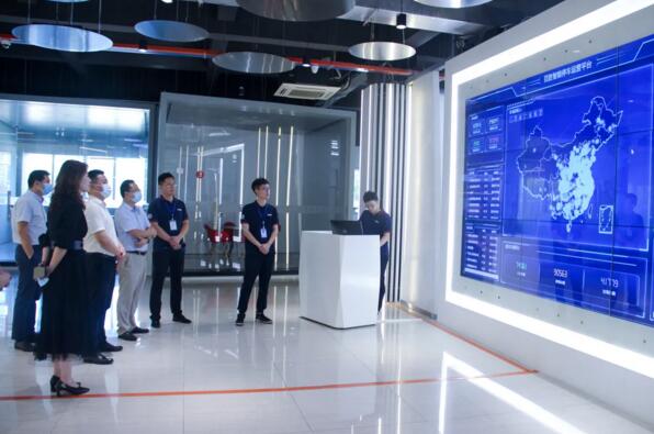 領(lǐng)導(dǎo)一行聆聽講解員介紹百勝城市級智慧停車管理平臺