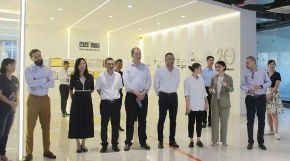 百勝智能副董事長龔衛(wèi)寧對拉美國家嘉賓及陪同領(lǐng)導(dǎo)的到來表示熱烈歡迎和衷心感謝