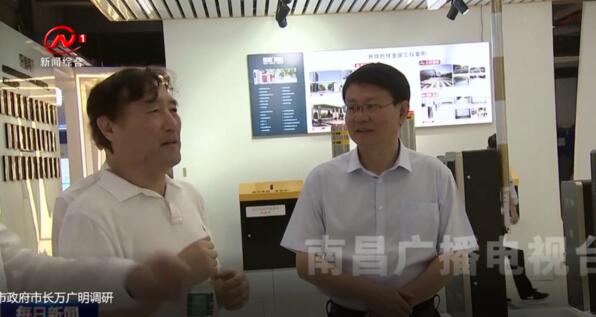 市長(zhǎng)萬廣明一行在參觀過程中聽取了董事長(zhǎng)劉潤(rùn)根的簡(jiǎn)要匯報(bào)