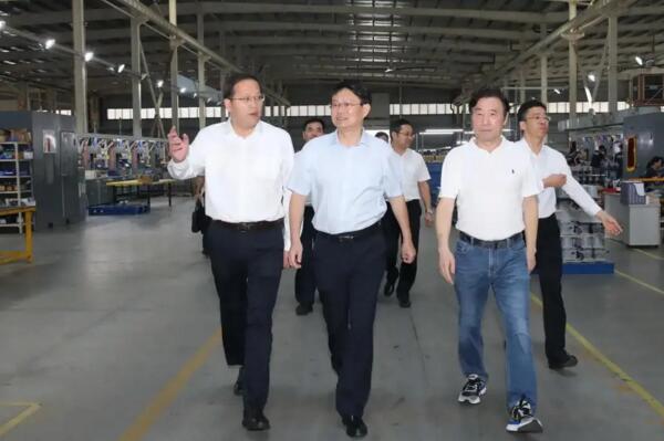 市長(zhǎng)萬廣明一行參觀百勝生產(chǎn)車間