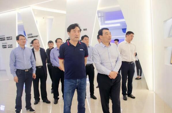 公司劉潤根董事長向縣委書記熊運(yùn)浪介紹公司情況