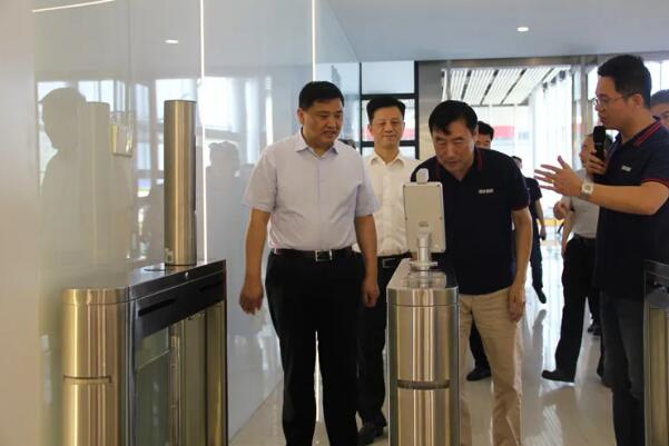 市委常委、市委組織部部長(zhǎng)李鎮(zhèn)發(fā)一行在劉潤(rùn)根董事長(zhǎng)的陪同下參觀了形象展示廳